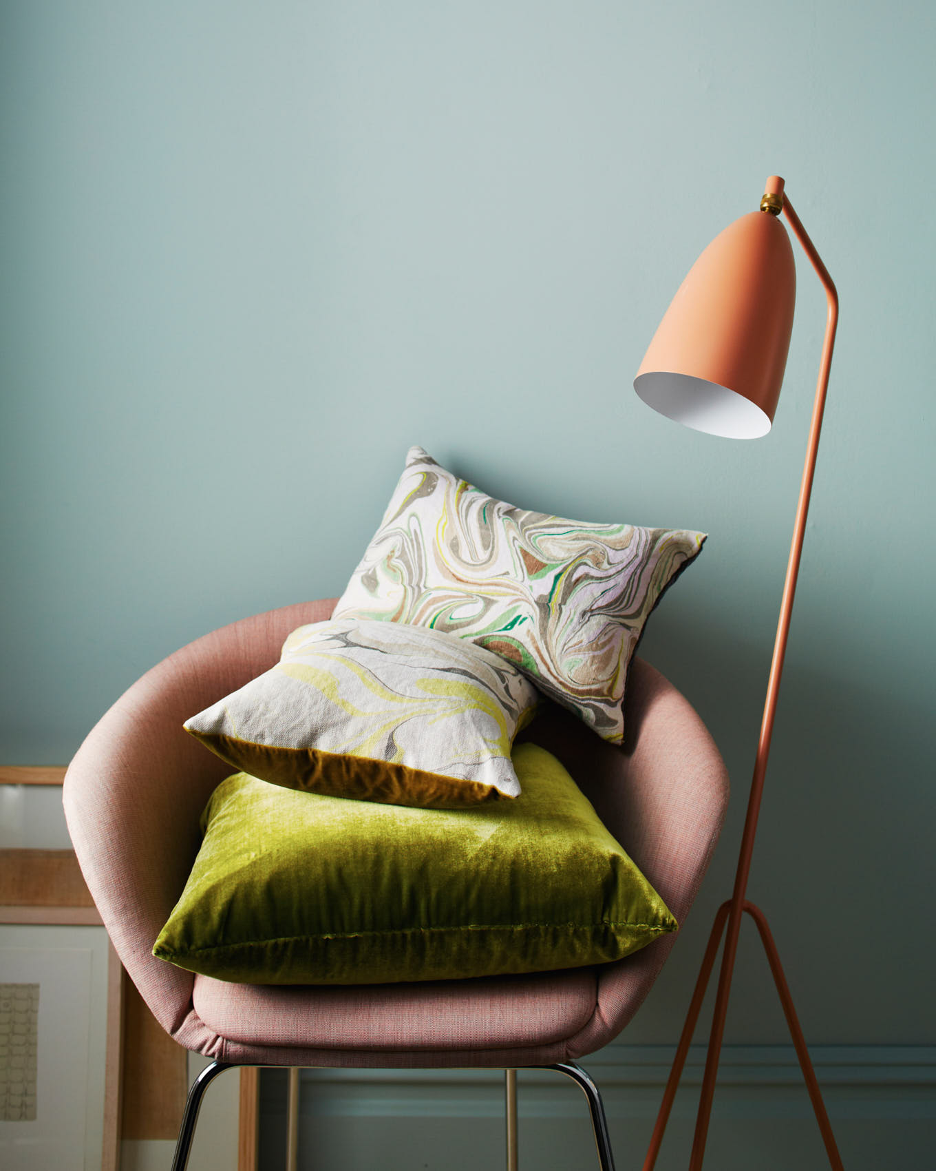 D110796-loveseat-with-3-pillows-0136-w